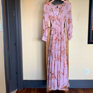 Maxi floral dress with slit.